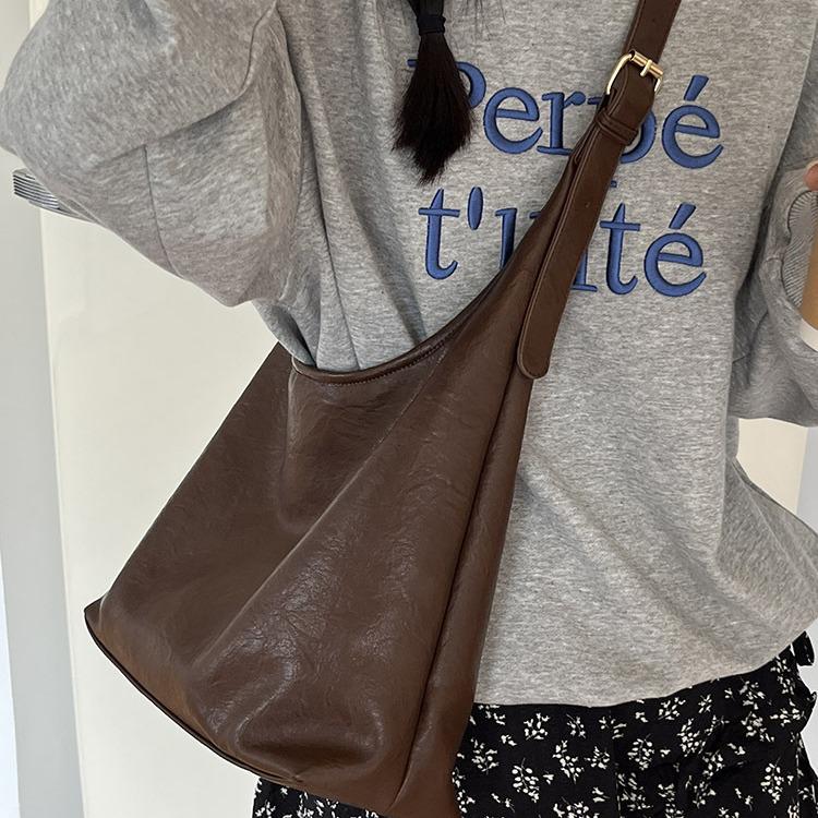 2025 Women's Large Capacity Korean Style Soft Leather Shoulder Bag - Retro, Simple, Crossbody, Underarm Mother-Child Bag.