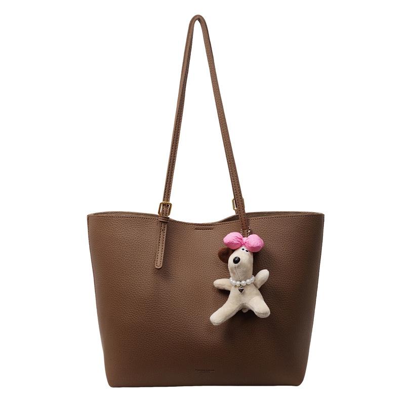 

Simple commuter soft leather bag women s new armpit casual personalized texture large capacity tote bag shoulder bag With pendant коричневый