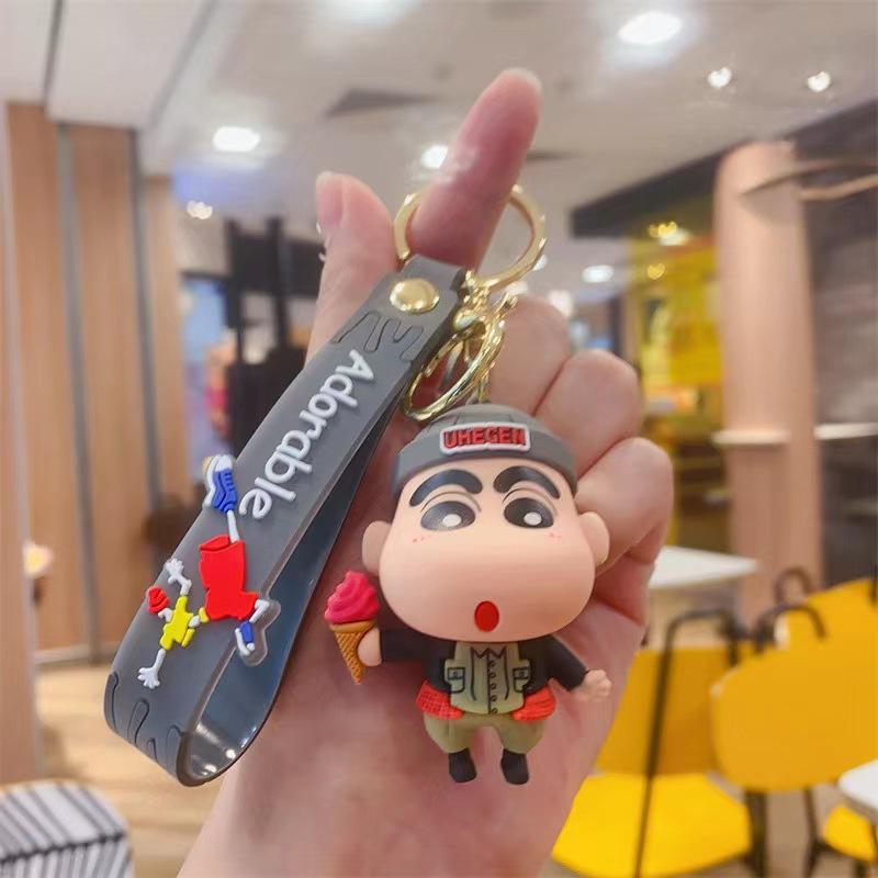 

Забавный кроссдрессинг Крейон Шин-чан Милый брелок Пара Автомобильный персонализированный брелок Креативный кулон для школьного рюкзака