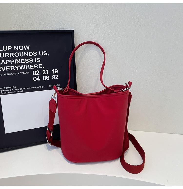 2025 New Trend Oblique Span Bag Niche Simple Casual Shoulder Bucket Bag Retro Premium Texture Solid Color Women's Bag