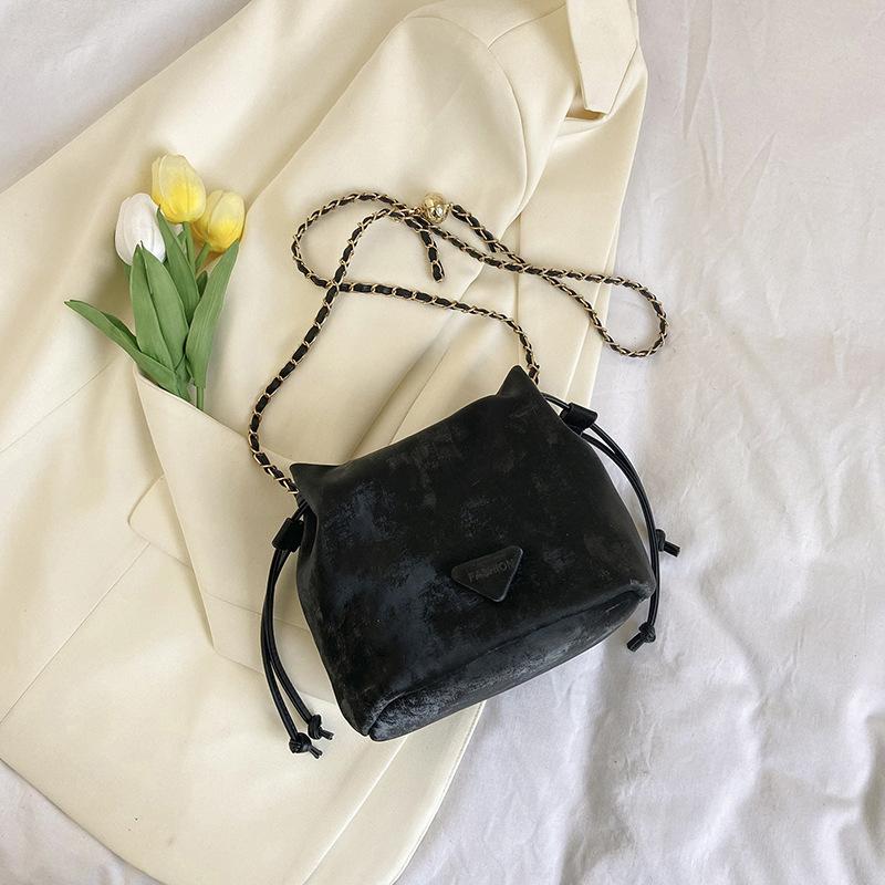 Simple new fashion bucket bag messenger bag popular chain handbag women's bag 2025 spring beautiful shoulder bag