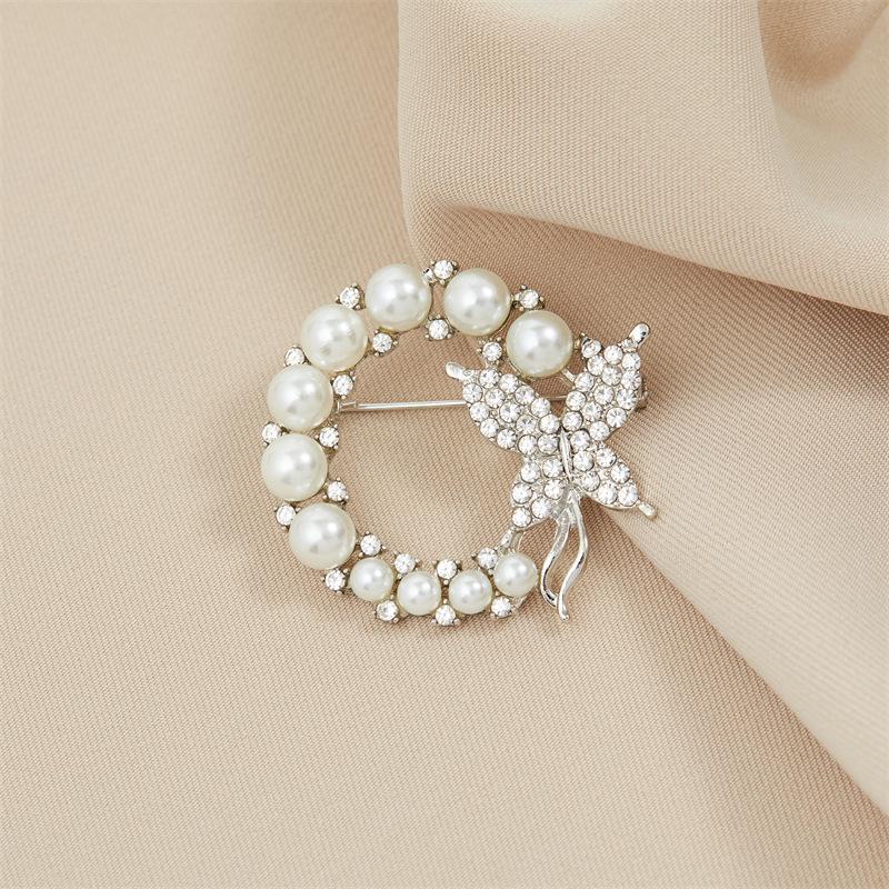 Kézzel festett zománc rózsaszín virág bross gyémántokkal - Retro állatminta