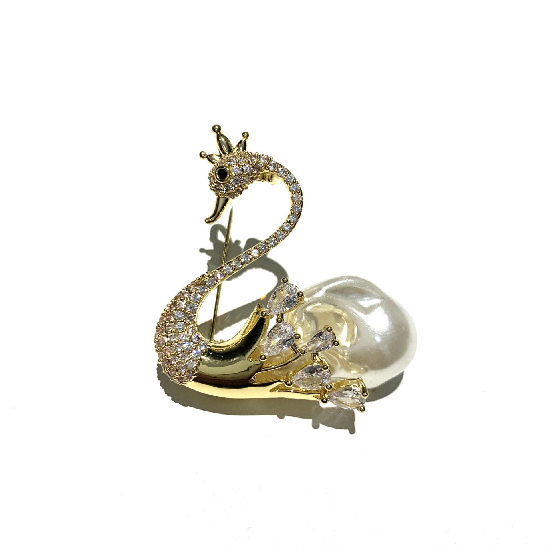 

Антикварная брошь в стиле барокко из серебра с пресноводным жемчугом в виде лебедя