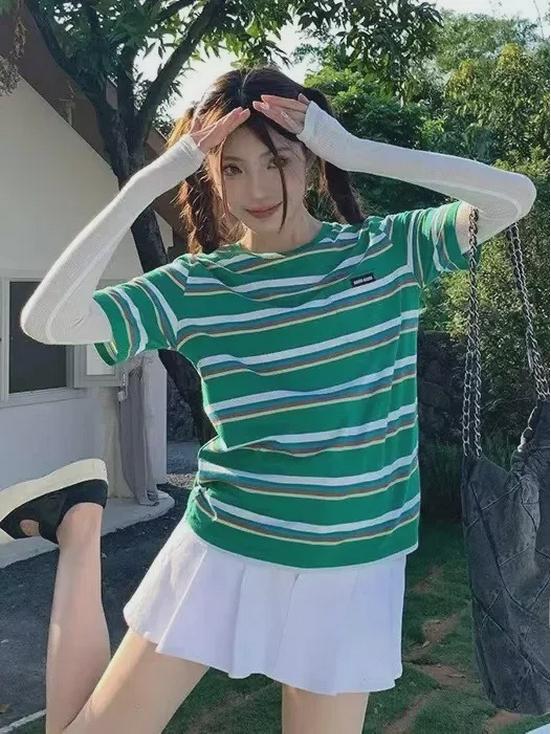 

2024 Весна/Лето Женская Модная Футболка с Контрастной Полосой и Буквенной Нашивкой Large