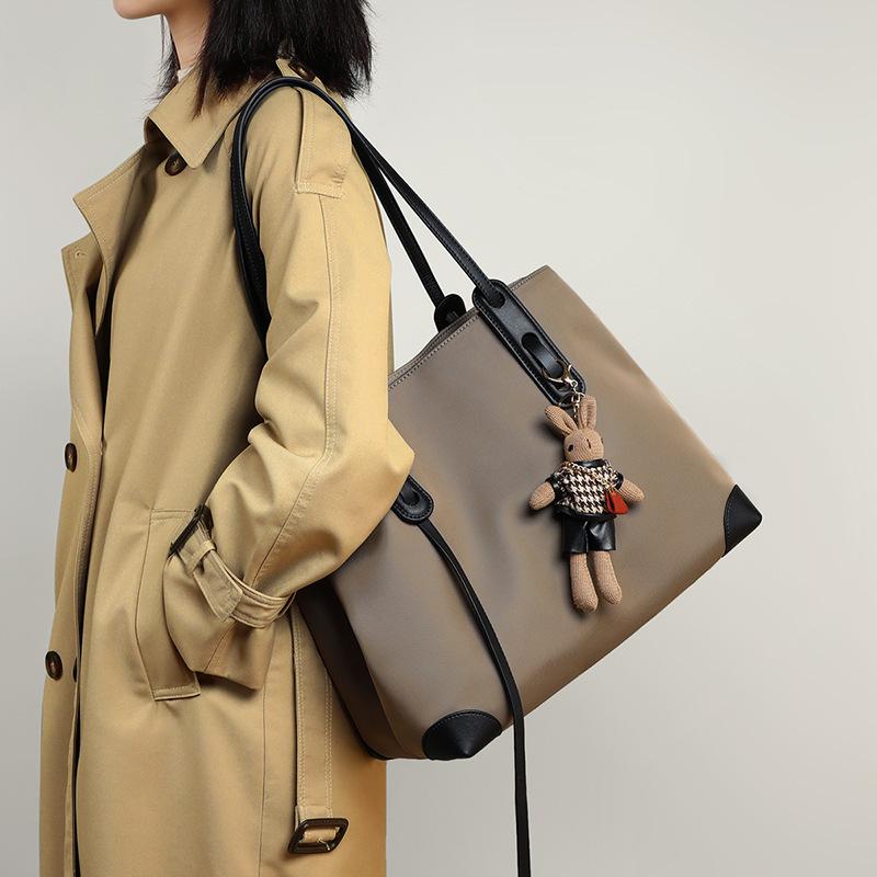 

2025 Autumn Winter New Fashion Large Capacity Tote Bag Commuter Shoulder Bag Handbag Women s Bag Khaki Black（Public Vers