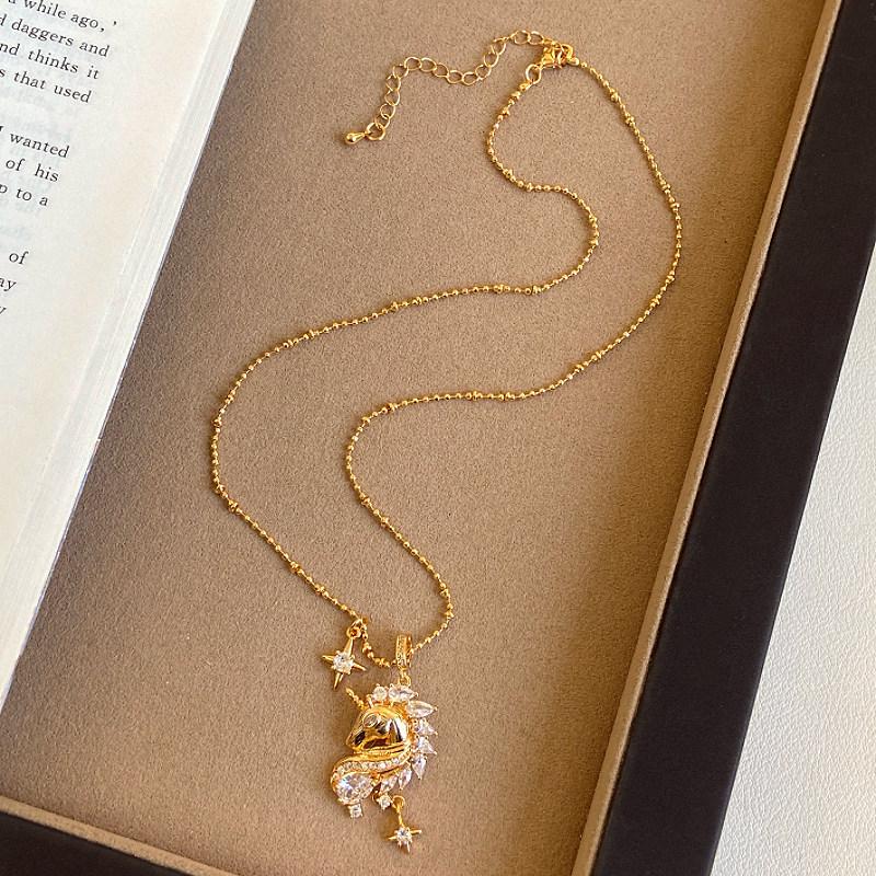 Collana con Ciondolo Cavallo Zodiacale Placcata Oro 18k - Elegante Design a Cielo Stellato, Delicata Catena per la Clavicola.