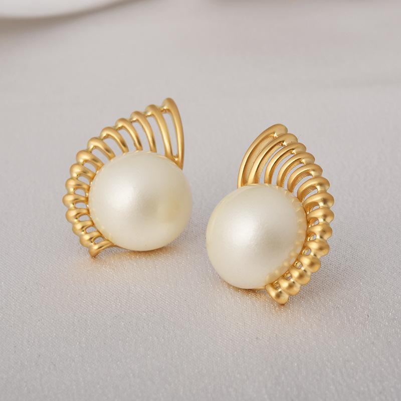 Vintage Fan-Shaped Pearl Stud Earrings Personalized Hollow Gold Plated Elegant Jewelry for Women