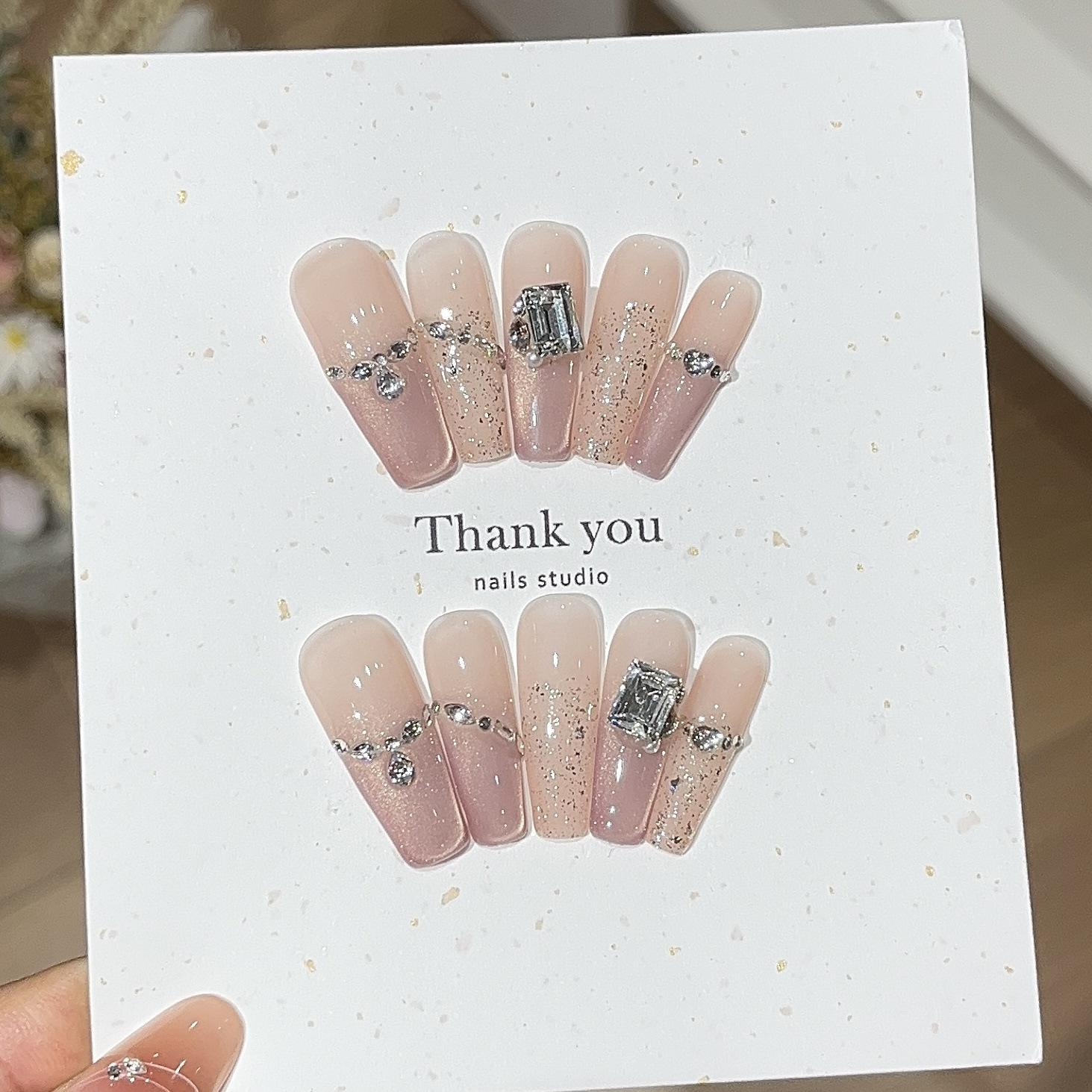 

Пудровая дымка Битый бриллиант Атмосфера Нежный градиент Телесно-розовый Кошачий глаз Тонкий Серебристый Блестящие пайетки Битый бриллиант Носи броню L