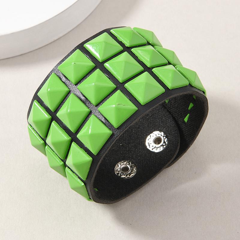Bracelet Large Large à Clous Carrés Trois Rangées Cuir PU Hip-Hop Punk 18 Couleurs pour Homme Femme Bracelet de Poignet à Boucle Bijoux Vintage