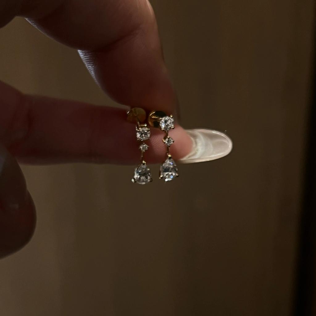 Water Droplet Small Fringe Earrings with Niche Design, Light Luxury, Exquisite Commuting, Elegant and Versatile Earrings for Women