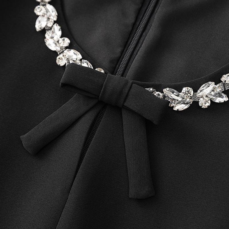 Dámské slim šaty s krátkým rukávem a designem límce s diamanty