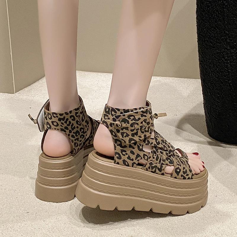 Modne sandały letnie 8 cm na koturnie, sneakersy, nowe 2025, damskie, plażowe klapki, wysoka platforma, sandały codzienne, oddychające kapcie do chodzenia