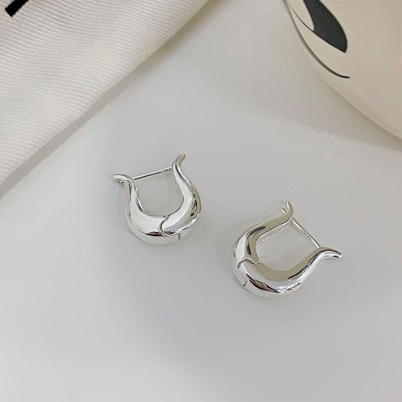 Simple Niche Design Photosensitive Surface U-shaped Earrings Ins Fashion Personalized Earrings New Style