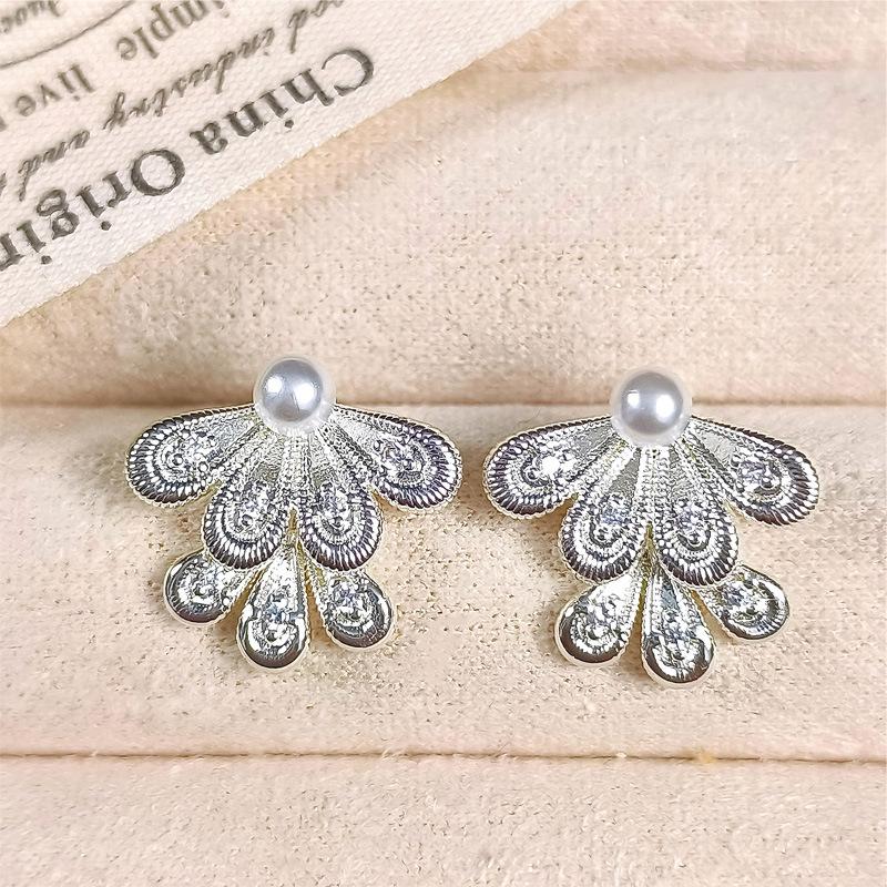 French Retro Bronze-Plated Gold and Silver Pearl Zirconia Stud Earrings with Silver Needle - Luxurious High-End Style.