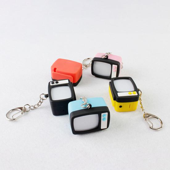 Retro TV LED-nyckelring Mini-TV-hänge med ljud, lysande nyckelring, ryggsäcksberlock för mörkersikt, roliga tillbehör