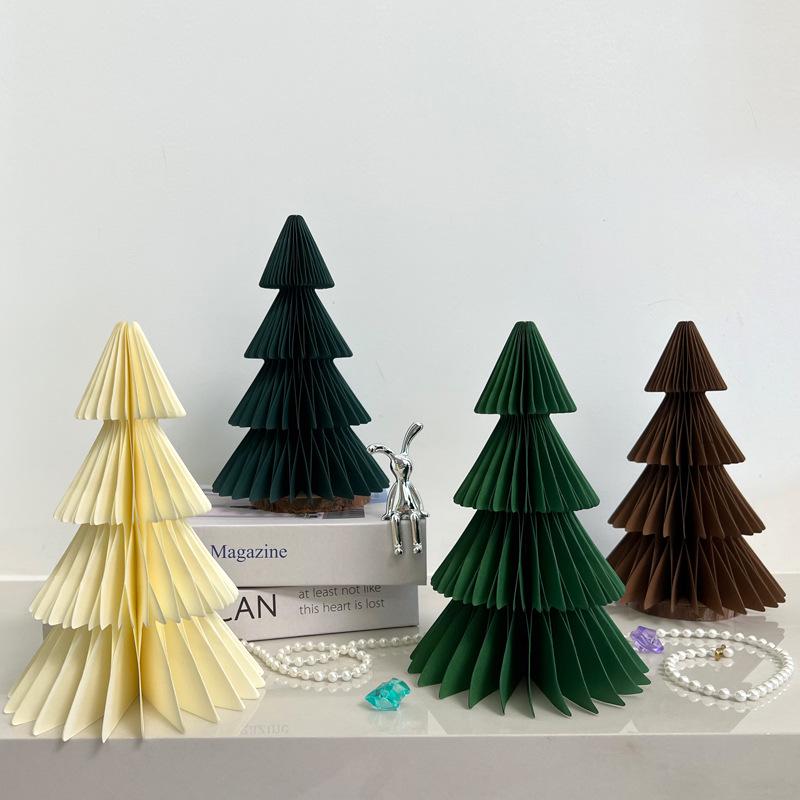 Origami Weihnachtsbaumschmuck: Kreativer Waben-Faltanhänger für Fenster und Geschenkszenen