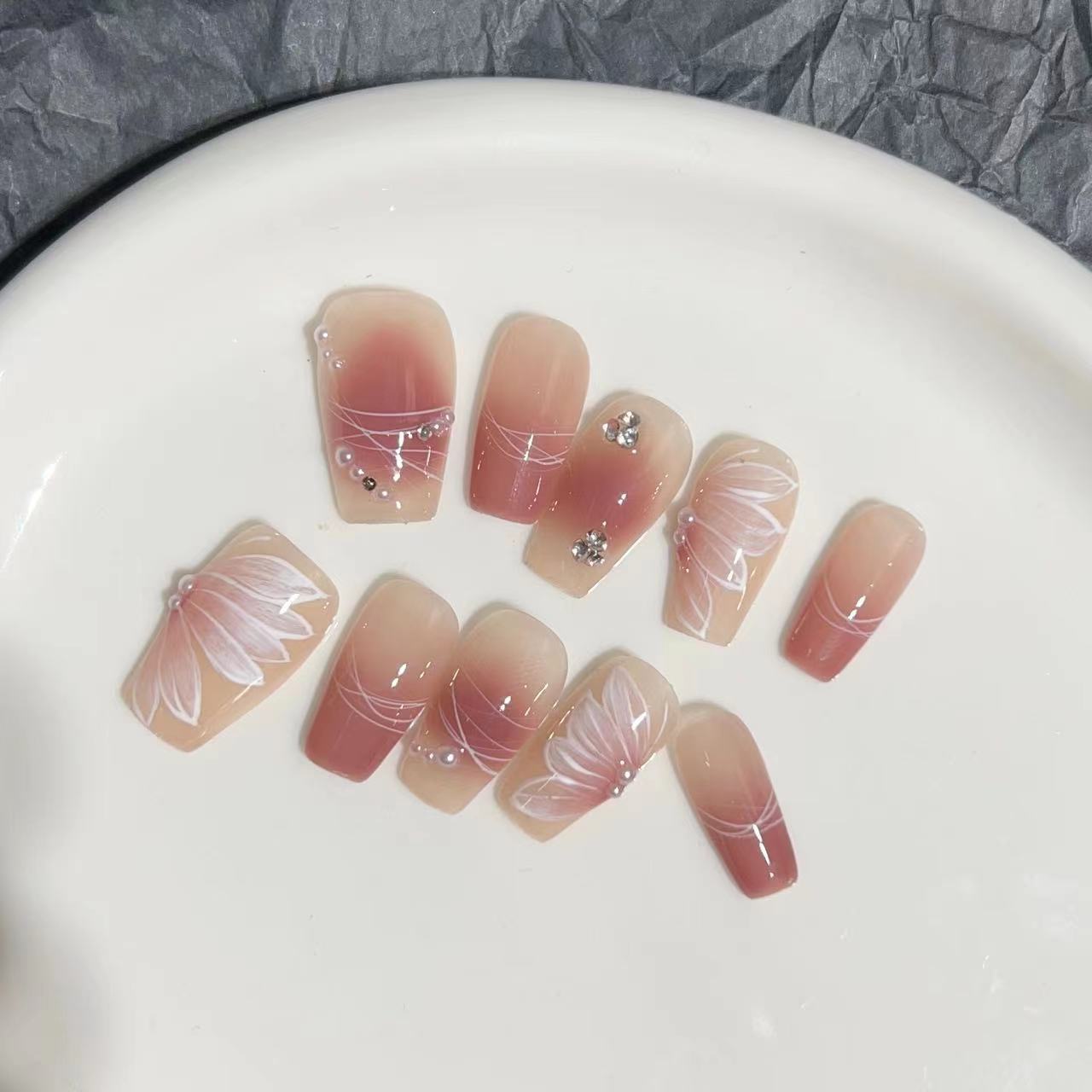 

Ношение брони Ручной маникюр Готовый продукт Патчи для накладных ногтей Маленькая фея Телесный румянец Расписанный вручную Кистью Камелия Large L