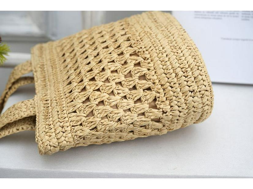 Handmade Hollow Woven Underarm Tote Bag: Fashionable Single Shoulder Beach & Commute Bag for Women