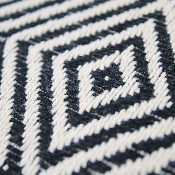 Coussin ethnique motif ikat naturel noir 60x40