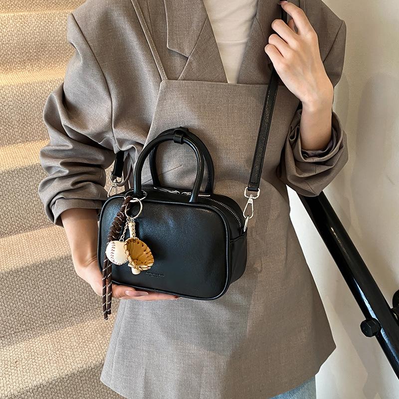 2025 New Retro Niche Handbag Fashion Shoulder Messenger Bag Underarm Bag Super Fire Bowling Bag