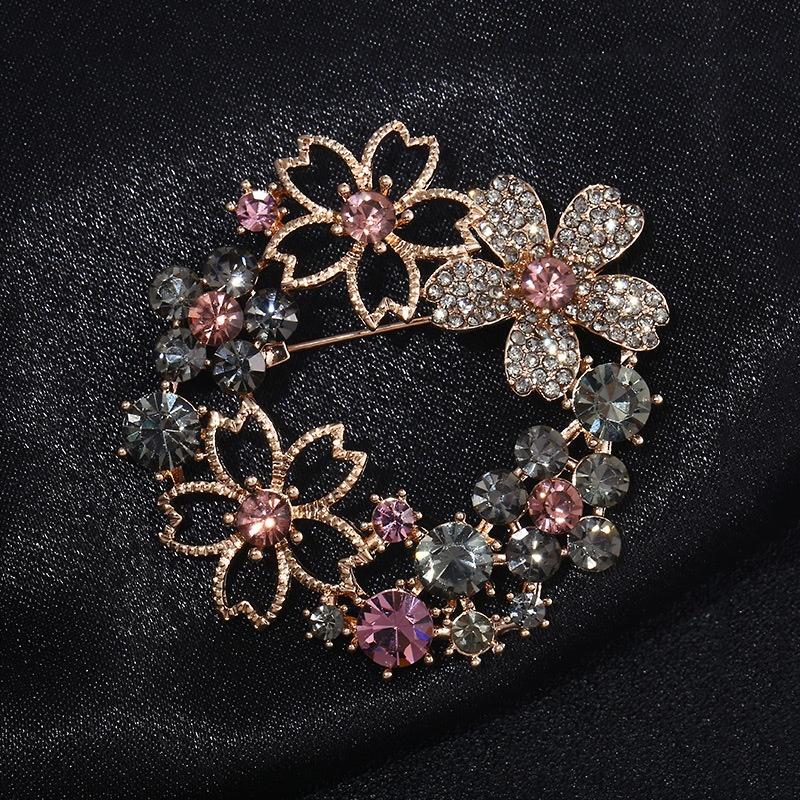 European American Vintage Floral Alloy Brooch Women Elegant Unique Diamond-Embellished Corsage High-End Design Pin Suit
