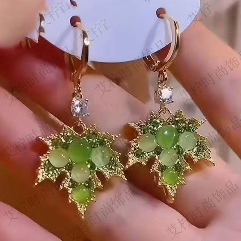 Gold diamond-encrusted maple leaf pendant ear buckle 2025 new fashion design high-end earrings women's light luxury personalized earrings