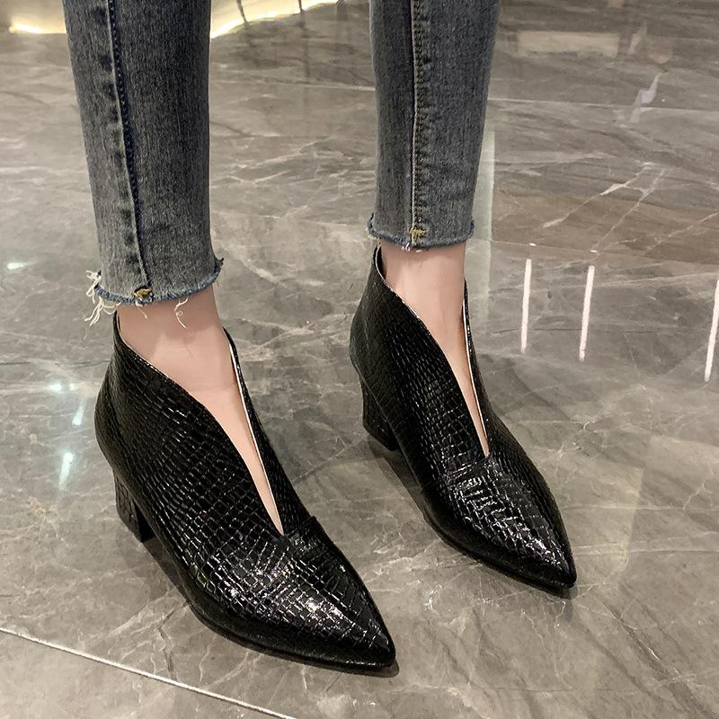 Damen Heels Herbst- und Winterstiefel Zeigen Sie dünne Lederstiefel V-Mund Lackleder Stiefeletten