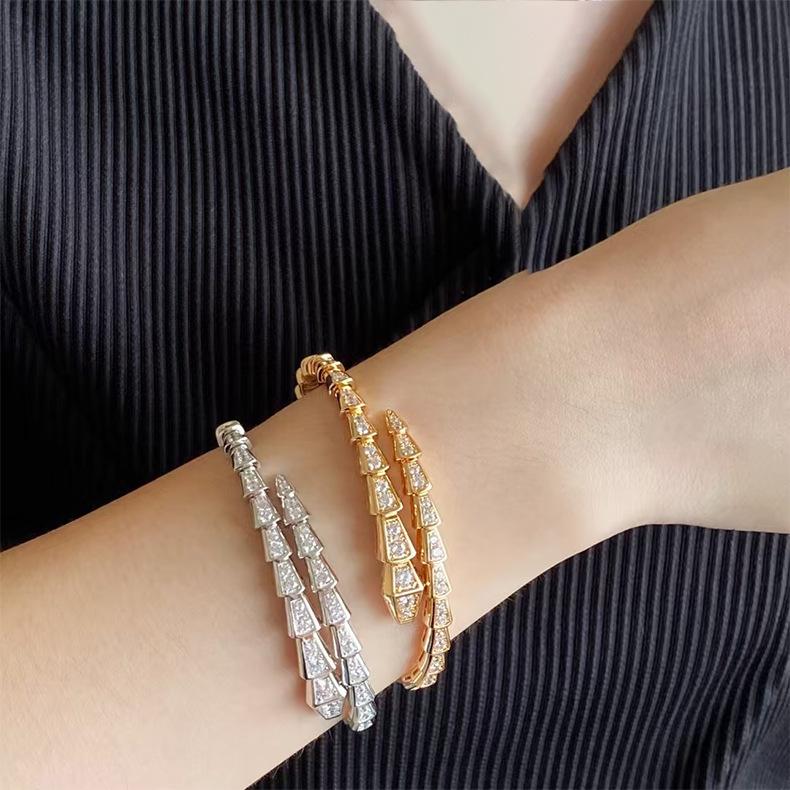 Luxuriöses 18 Karat Roségold-plattiertes Schlangenknochen-Armreif mit Diamanten für Damen