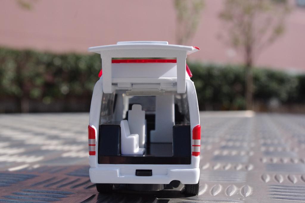 Diapet DK-3106 1/36 Scale Ambulance