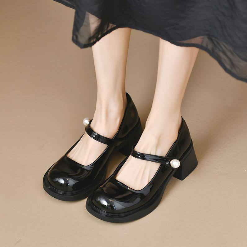 Dámské mělké kožené boty se sponou na silném podpatku