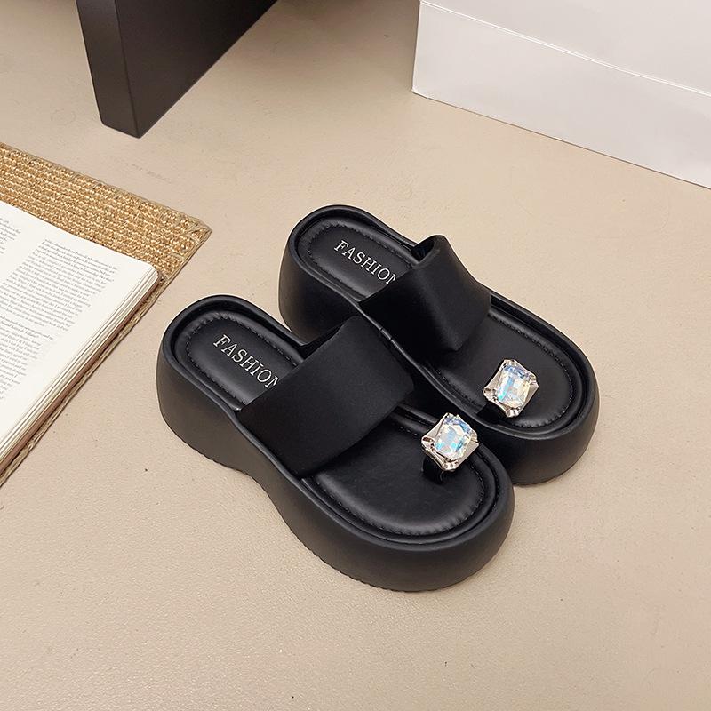 In the Summer of 2025, the New Rhinestone Cover Toe Sponge Cake with Thick Bottom Slope Heel and Cool Slippers Are Worn by Women.