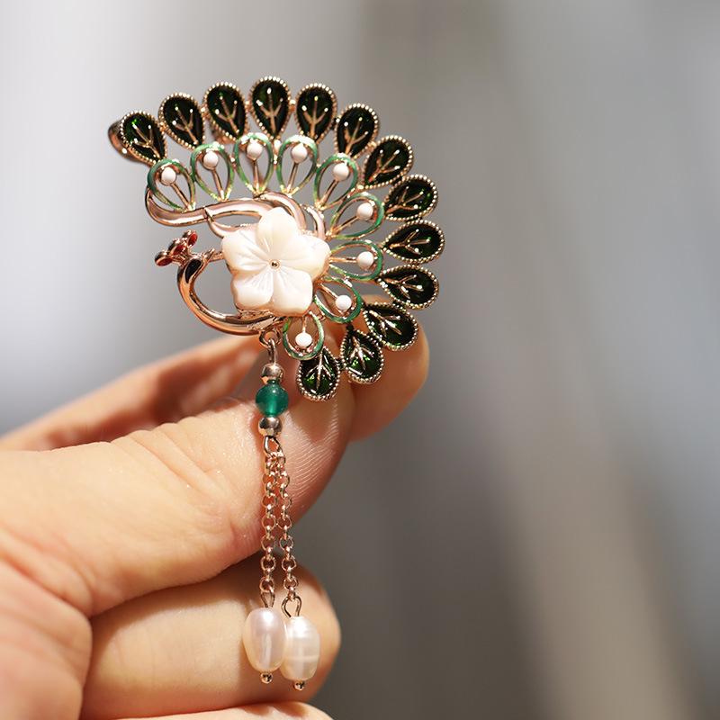 Bo Xin Yun Elegant Peacock Brooch: Classic Chinese Style Qipao Tassel with Shell Pearl, New Autumn/Winter Collection