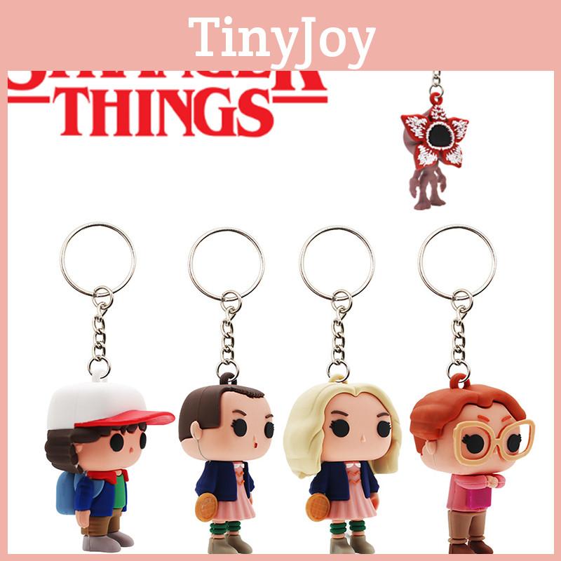 Cufundați-vă în lumea Stranger Things cu acest breloc din PVC!