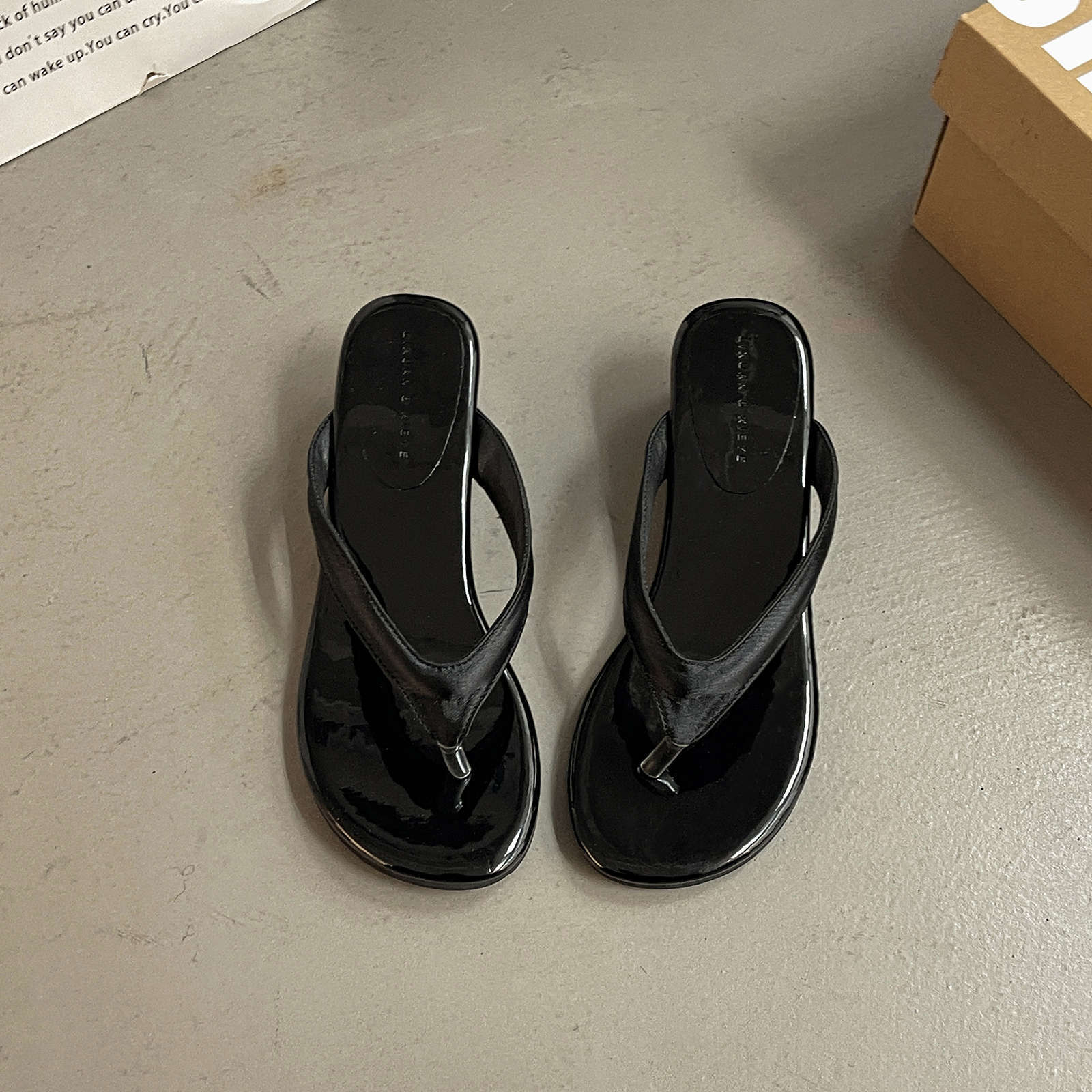 

Fashion versatile thick-soled wedge flip-flops women s summer new wear simple beach cool slippers women s shoes 40 чёрный