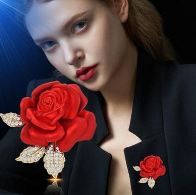 Rhinestone Red Rose Flower Brooches for Women Elegant Flower Bouquet Bowknot Lapel Pins Wedding Party Badge Jewelry