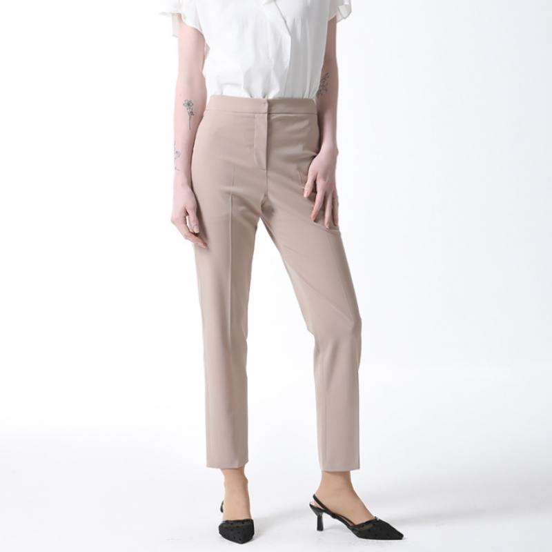  Pantalonii Slim Daily de la She's Miss sunt prețul 138.000 Won. 