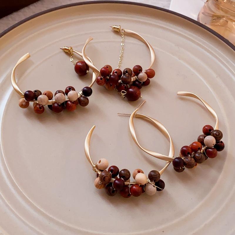 Retro ethnic style sandalwood bead c-shaped earrings, bohemian asymmetrical fringed earrings personalized earrings
