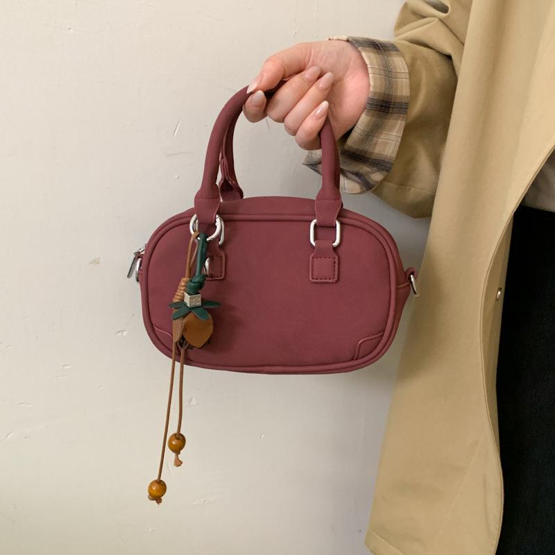 Hand bag women's 2025 new trendy autumn and winter light luxury niche high-end shoulder bag commuter messenger small square bag