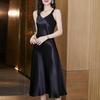 Frühling Neu V-Ausschnitt Satin Seide Trägerkleid Mittellang Drapiert Temperament Basisrock