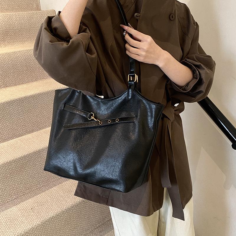 

Винтажная нишевая матовая сумка под мышкой для通勤, женская 2025 новая осенне-зимняя универсальная сумка через плечо, портативная сумка-тоут 42*12.5*32