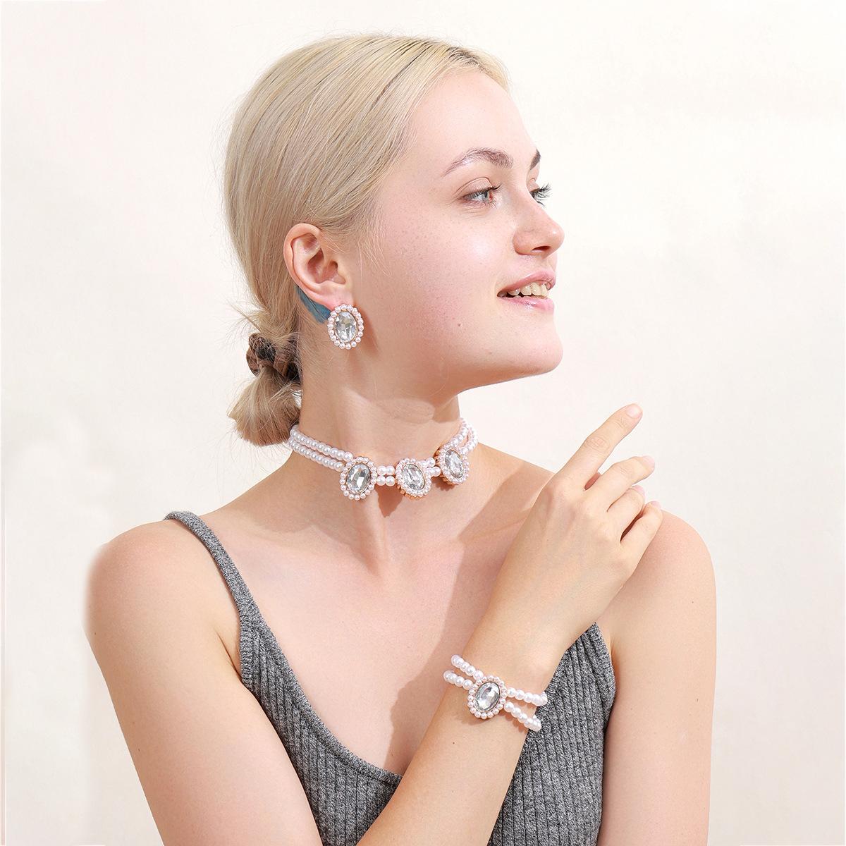 

Double-Layer Imitation Pearl Colored Rhinestone Collarbone Chain Bracelet Stud Earrings, Light Luxury High-End Fashion Jewelry Set