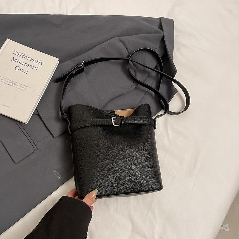 Large-capacity bags women's simple and versatile 2025 new casual shoulder armpit bags women's popular bucket bags this year