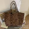 Leopard print bag women's large-capacity 2025 new autumn and winter leisure shoulder shopping bag, popular commuter tote bag this year