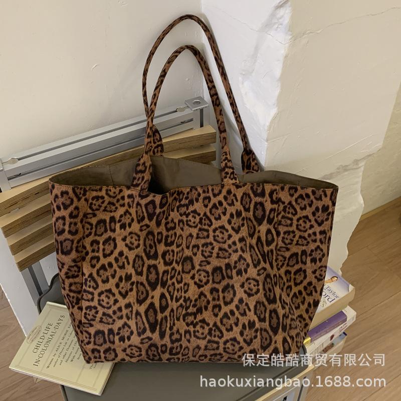 Leopard print bag women's large-capacity 2025 new autumn and winter leisure shoulder shopping bag, popular commuter tote bag this year