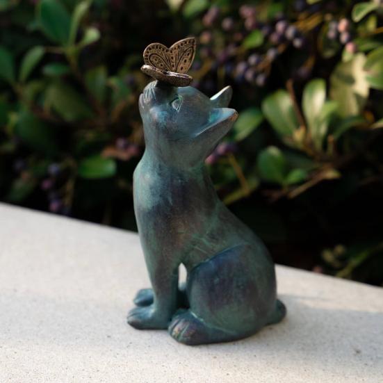 Retro Cat Figurine Resin Cat with Butterfly Statue Indoor Outdoor Artistic Cat Sculpture for Bookshelves Gardens Offices Decoration
