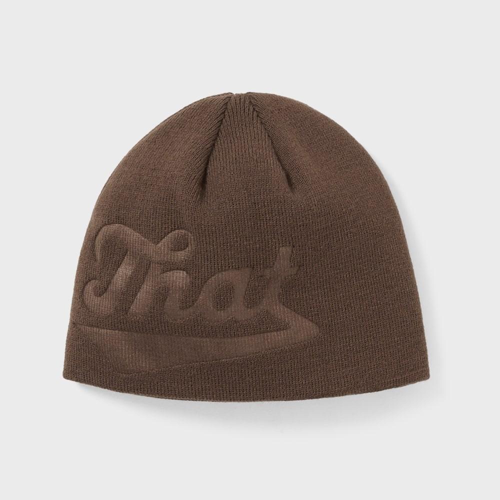 Эта шапка-бини с тиснением, без отворота, коричневая F