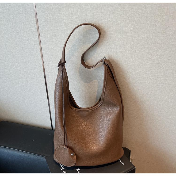 

Simple lychee pattern large capacity shoulder bag fashionable versatile commuter messenger tote bag хаки