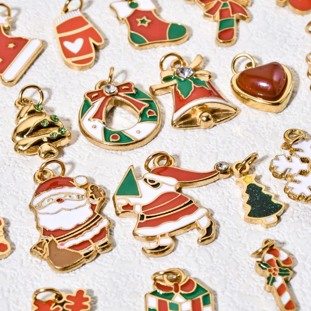 Weihnachts-Schlüsselanhänger aus Edelstahl mit Anhängern von Weihnachtsmann, Schneemann, Glocke und Elch