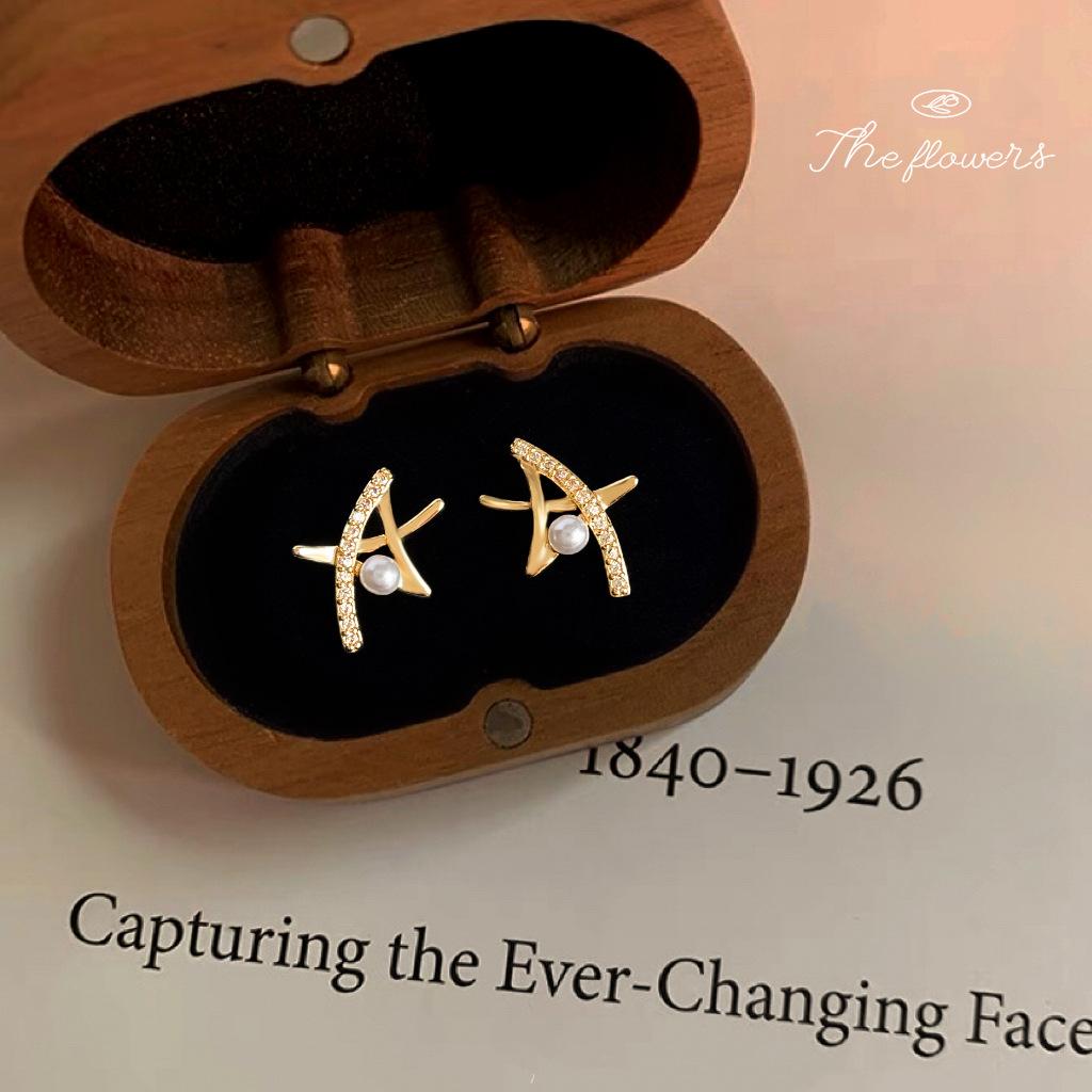 

Micro-inlaid zircon design sense star small stud earrings fashion commuting versatile hollow five-pointed star pearl earrings