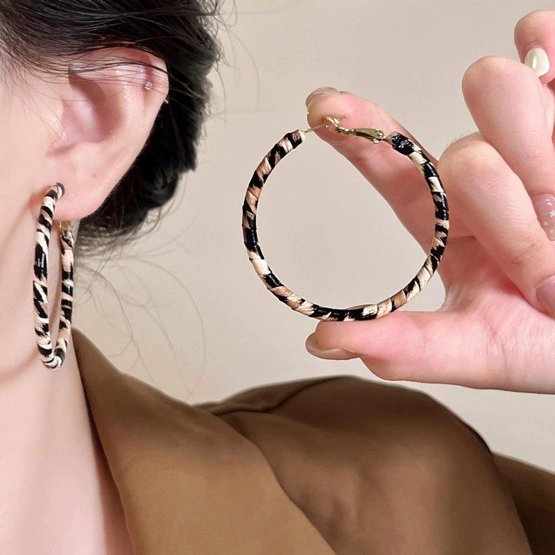 Autumn and winter new metal glossy ball earrings, femininity, advanced sense, square and round face, thin earrings, retro ear jewelry